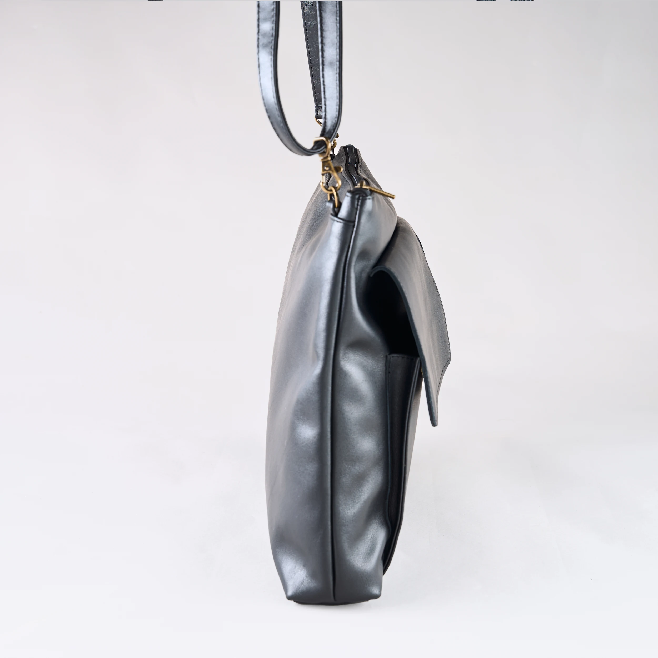 Urban Flap Tote - Black Blue